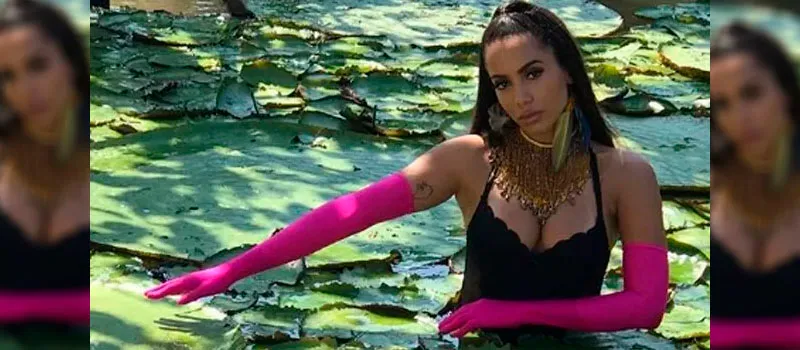 A COBRA ATACA NOVAMENTE: ?Qual a chance da cobra vir aqui e picar meu c*??, diz Anitta ao gravar clipe
