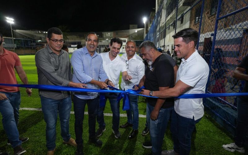 Crianças e adolescentes do projeto Bora Bahêa Meu Bairro participam das primeiras atividades no campo recém-reformado/Fotos: Betto Jr.
