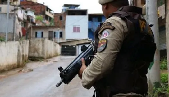 Com facão, homem impede família de entrar em casa no Engenho Velho de Brotas