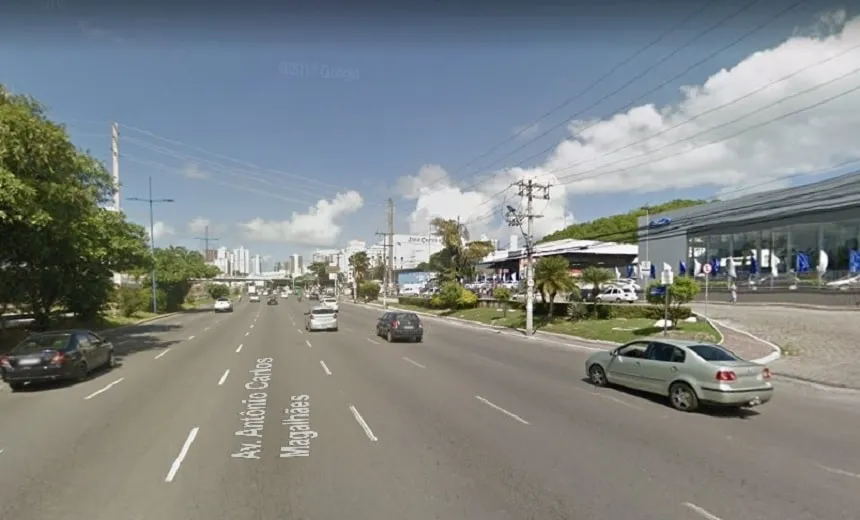 Motociclista morre após colidir veículo contra um poste na Avenida ACM