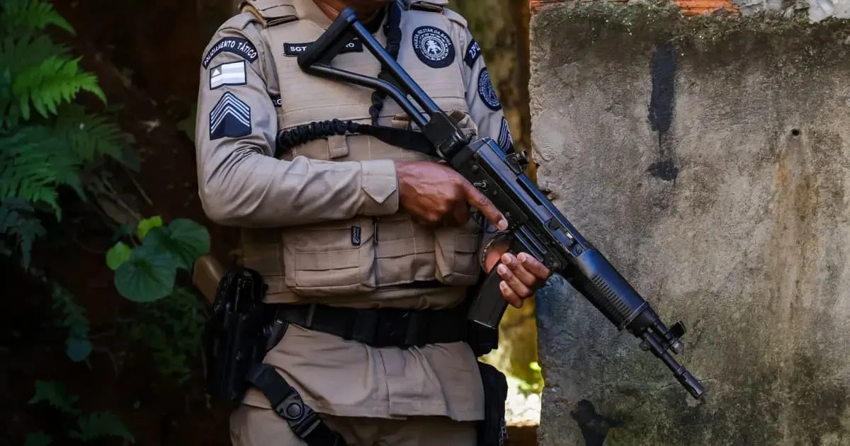 Viaturas da Polícia Militar durante operação em Salvador após suspeitos fugirem por uma galeria de esgoto depois de troca de tiros 
