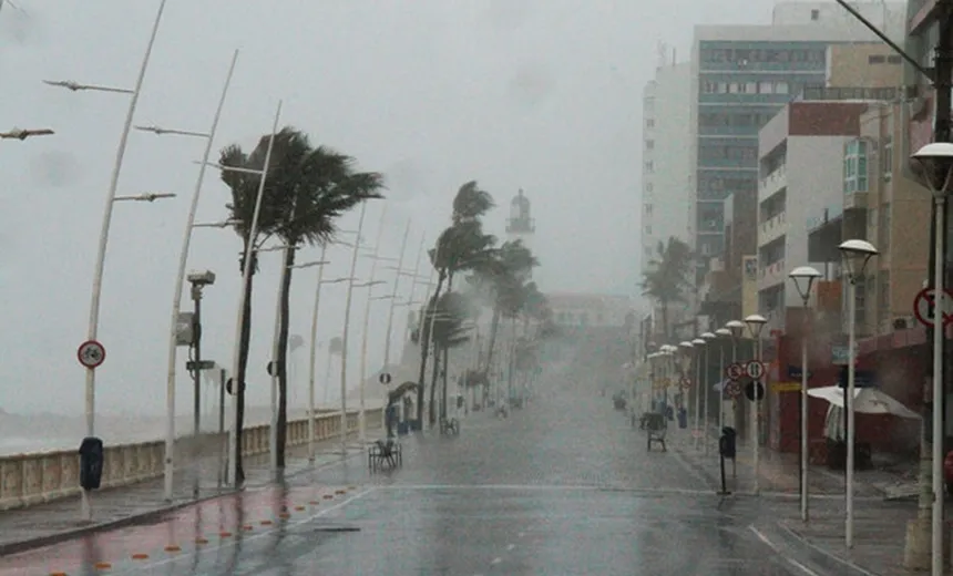 Chuva ‘castiga’ diversos bairros de Salvador; Marinha emite alerta