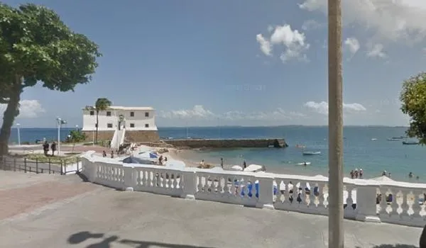 Após pular de cais, homem sofre trauma em segundo caso de afogamento no Porto da Barra neste domingo