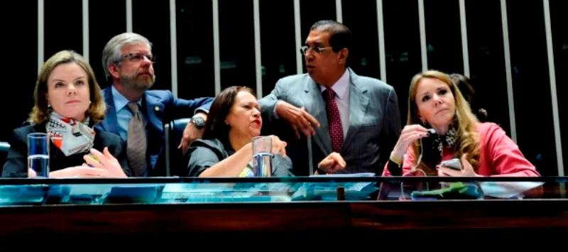 NA MARRA: Senadoras da oposição ocupam mesa do presidente e impedem sessão da reforma trabalhista