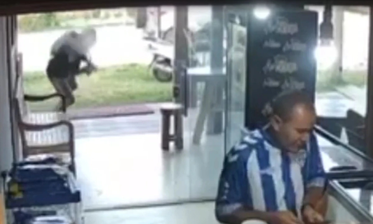Vídeo mostra momento em que jovem é morto dentro de loja de açaí em Caraíva.Foto: Reprodução