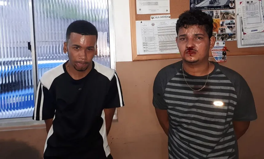 Dupla é presa após assaltar carro forte em shopping no centro de Salvador