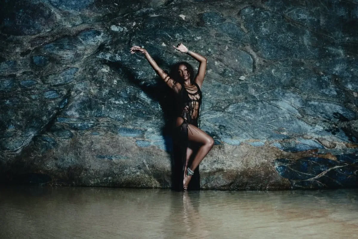 Iza vira assunto na web após cena de fio-dental em clipe: 'Apelação?'