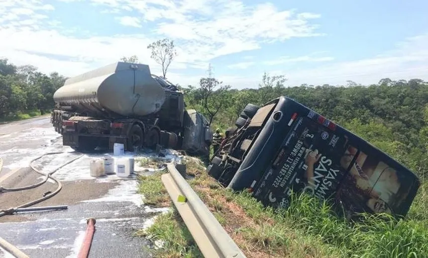 Acidente com ônibus da cantora Yasmin Santos deixa um morto e cinco feridos