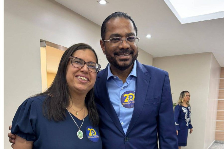 Ana Paula Matos sorri ao receber proposta de filiação ao Republicanos