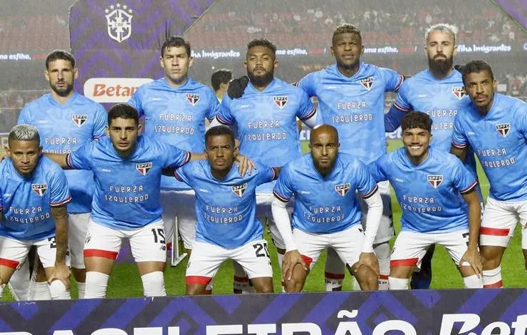 Jogadores do São Paulo homenageiam atleta uruguaio em partida contra o Vitória; entenda