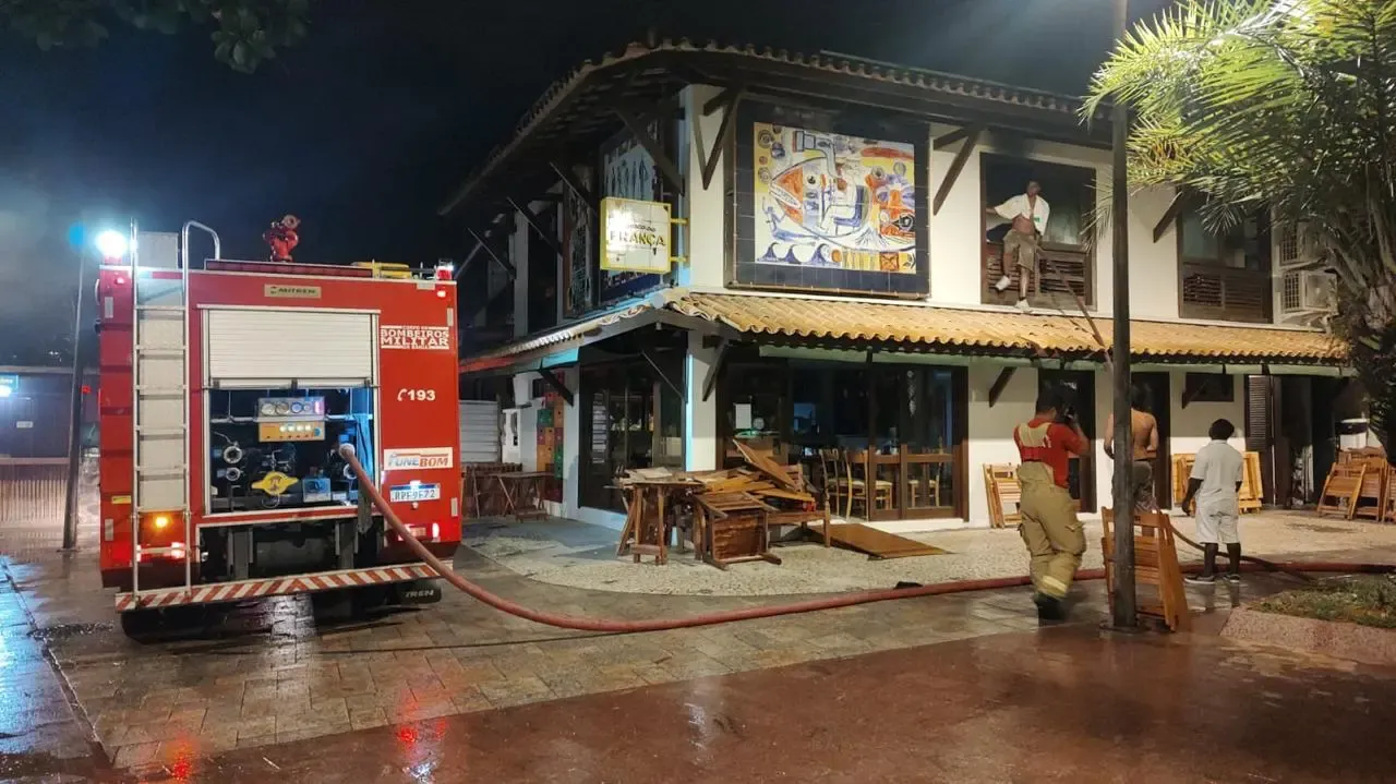 Criança de 3 anos morre em incêndio em bar de Praia do Forte; corpo ficou carbonizado