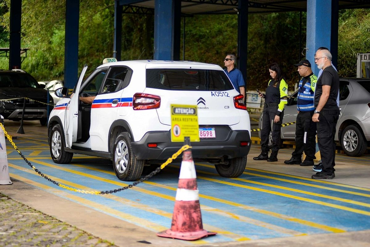 Confira onde os t&aacute;xis de Salvador, tanto das frotas comum e especial, podem realizar a vistoria anual a partir de julho. Foto: Jefferson Peixoto/Secom PMS