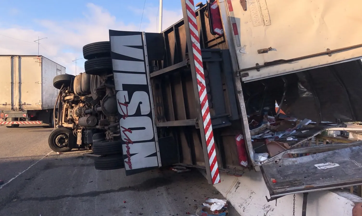 Caminhão com carga de morangos tomba na Via Expressa Baía de Todos-os-Santos, em Salvador