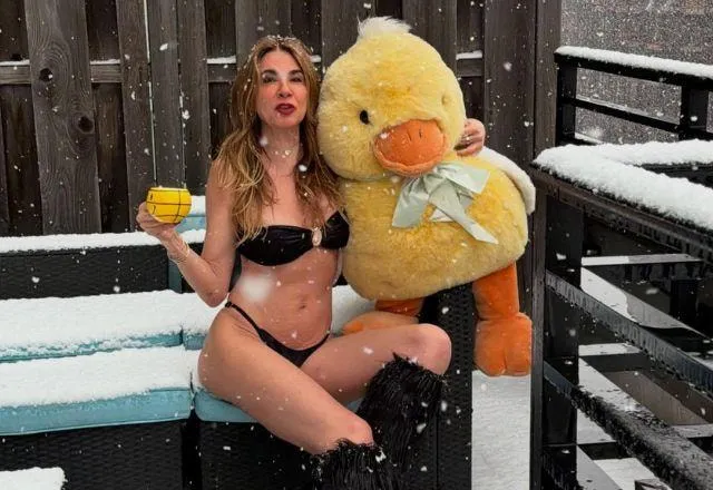 Luciana Gimenez posa de biquíni em meio à nevasca de Nova York