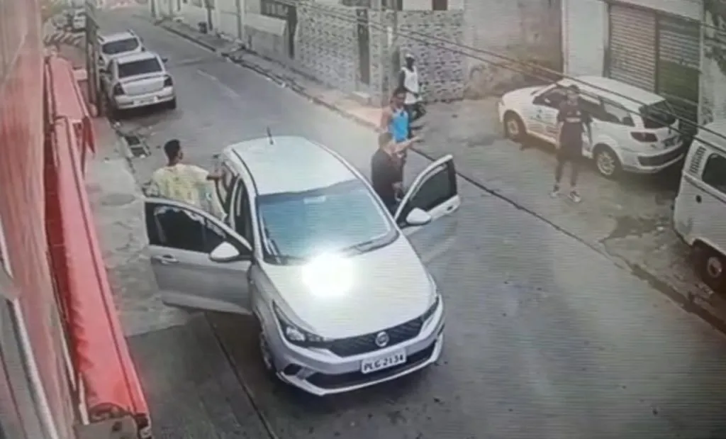 Câmera flagra o momento em que assaltantes abordam pedestres na Avenida Barros Reis