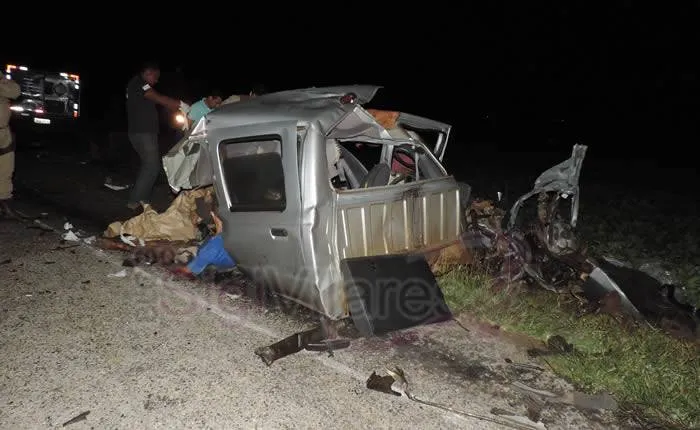 Colisão entre carreta e caminhonete mata idosa, filho e neto na BR-020