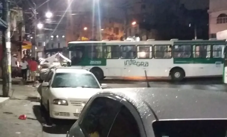 Urgente! Bandidos interceptam pelo menos três ônibus na região de São Marcos; vídeos mostram pânico