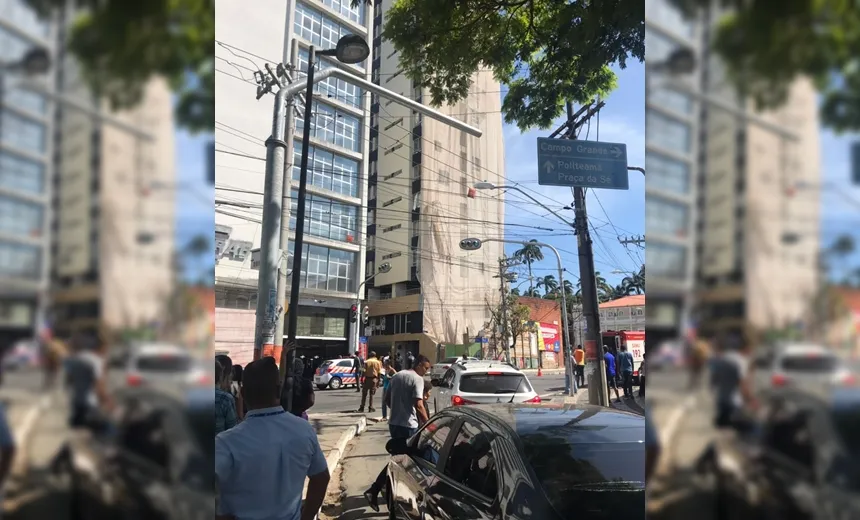 SUSTO: Dois trabalhadores ficam feridos após acidente com andaime em prédio; Vídeo