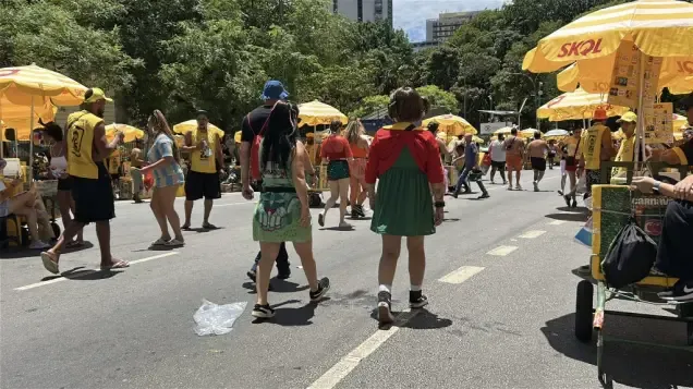 Policiais Vestidos De Chiquinha E Seu Madruga, Da Turma Do Chaves, Prendem Mulher Por Recepta&ccedil;&atilde;o De Celular Roubado Durante Bloco De Carnaval Na Rep&uacute;blica, Em S&atilde;o Paulo Pol&iacute;cia Civil Sp Divulga&ccedil;&atilde;o