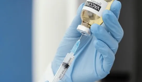 Estudo aponta que 3ª dose de vacina da AstraZeneca produz forte resposta imune