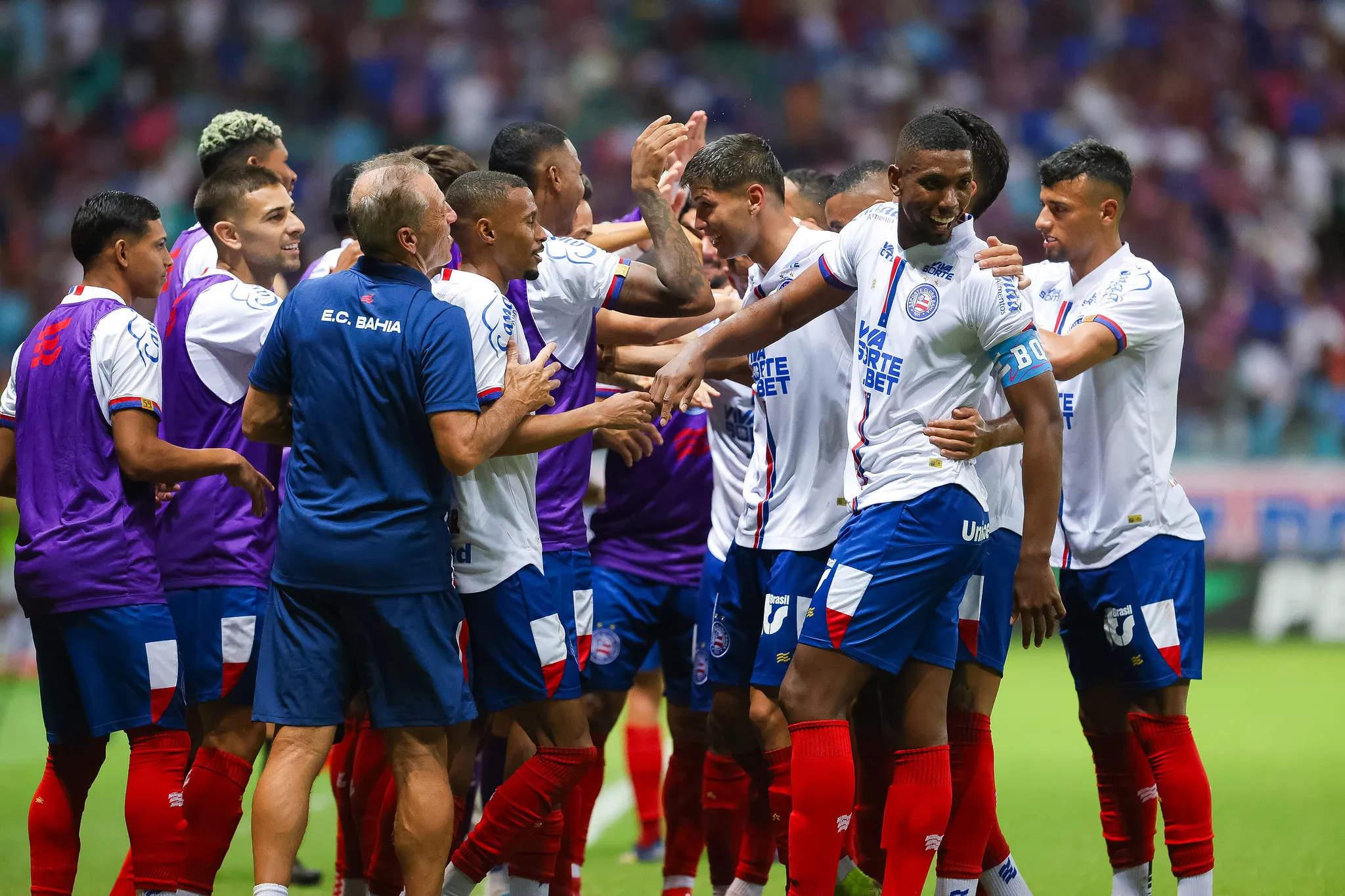 Bahia aplica 4 a 0 e celebra estreia de elenco principal na temporada 2025.