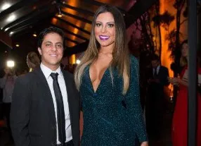 Thammy Miranda usa terno e gravata e pensa em deixar a barba crescer