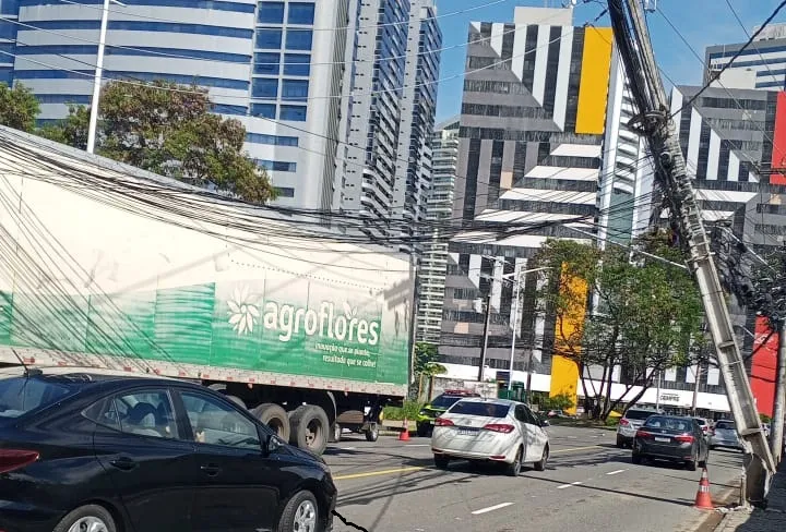 Caminhão atinge fiação e deixa poste inclinado no bairro do Stiep, em Salvador