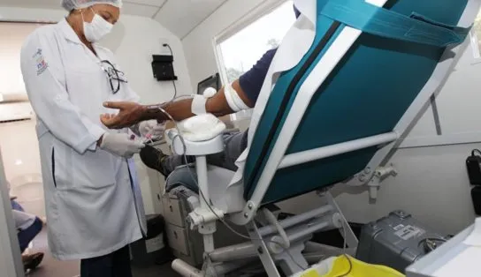 Ônibus da Fundação Hemoba presta atendimento na Escola Bahiana de Medicina, em Salvador; veja como doar