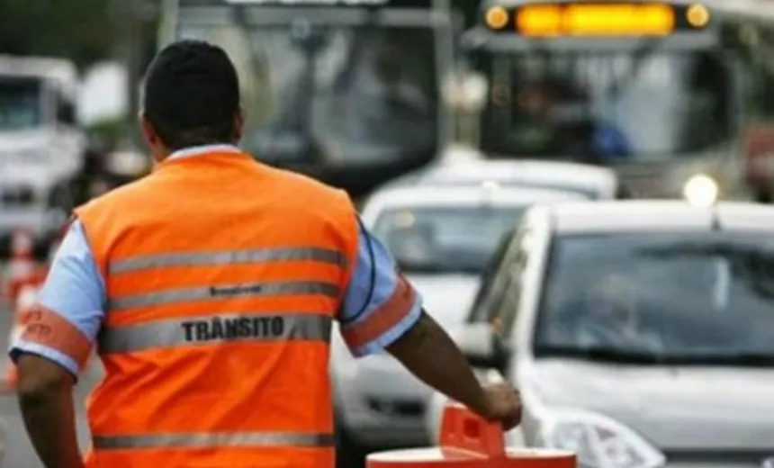 Moradores fazem protesto e rua é interditada em Fazenda Grande IV