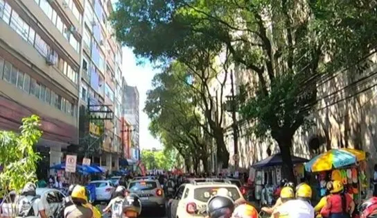 Após congelamento de 2,4 bilhões do orçamento do MEC em 2022, professores da UFBA fazem protesto em Salvador