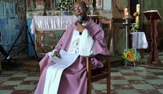 Que pecado! Padre de cidade baiana compartilha vídeos pornográficos no WhatsApp