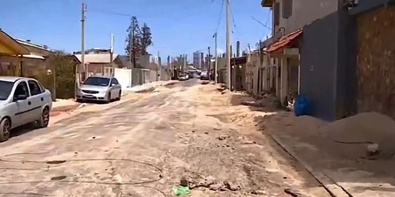 O manejo das dunas envolve a remoção da areia acumulada nas áreas de conflito e sua realocação em áreas específicas do cordão de dunas/Foto: Reprodução 