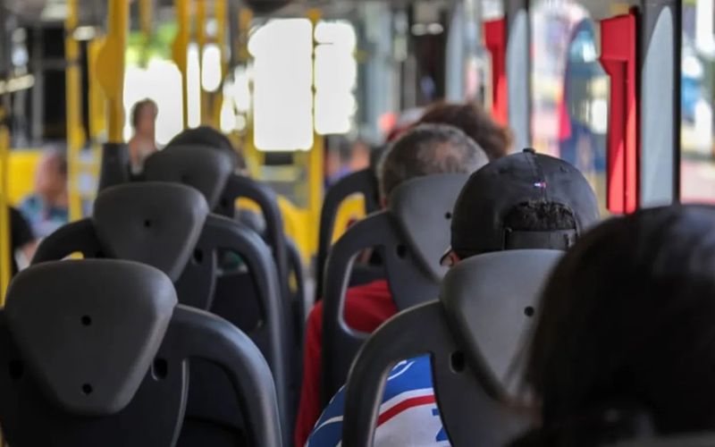 Capitais como S&atilde;o Paulo e Curitiba j&aacute; utilizam sistemas semelhantes integrados a centrais de monitoramento, com redu&ccedil;&atilde;o no tempo de resposta a ocorr&ecirc;ncias dentro dos &ocirc;nibus/Foto: Reprodu&ccedil;&atilde;o&nbsp;