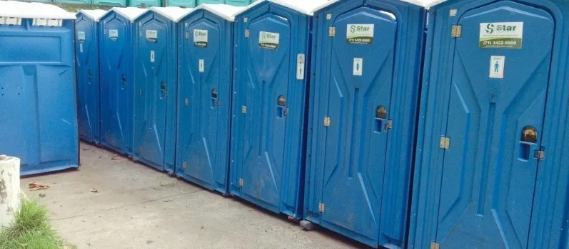 FALTA EDUCAÇÃO: Vândalos roubam tampas e fazem “gatos” em sanitários químicos no Carnaval