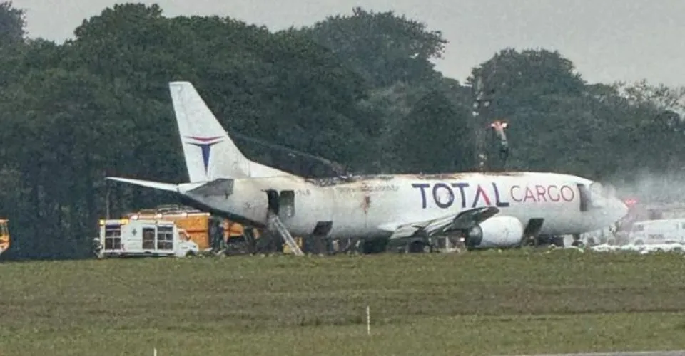 Avião de carga pega fogo durante voo e faz pouso de emergência