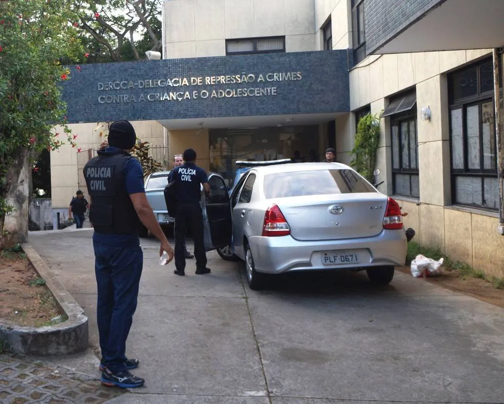 Moradores de condomínio em Salvador acusam prestador de serviço de importunação sexual contra crianças