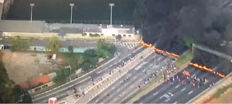 PROTESTOS: Manifestações contra impeachment bloqueiam marginais e rodovia em SP