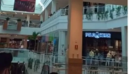 VÍDEO: venda dá errado e clientes caem na briga em shopping de Salvador; sobrou até para as cadeiras