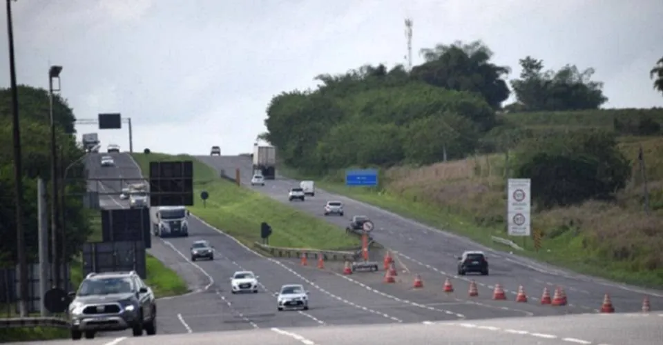 Trecho da BR-324 será desviado no domingo (29) para remoção de carreta acidentada