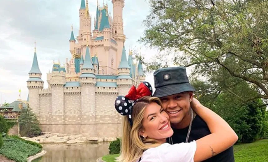 De férias, Léo Santana e Lore Improta fazem ‘sarrada’ na frente do castelo da Disney; veja