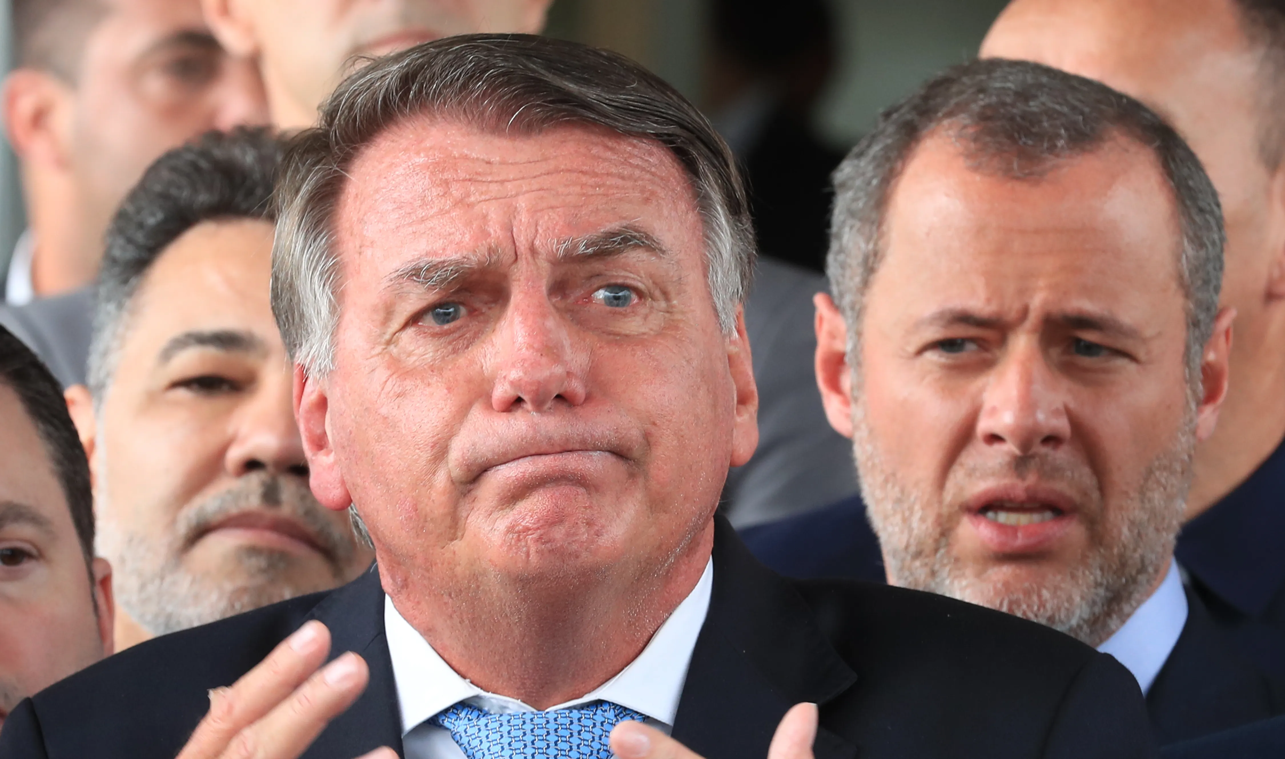 Bolsonaro fará tomografia e médicos ficam de prontidão em caso de cirurgia