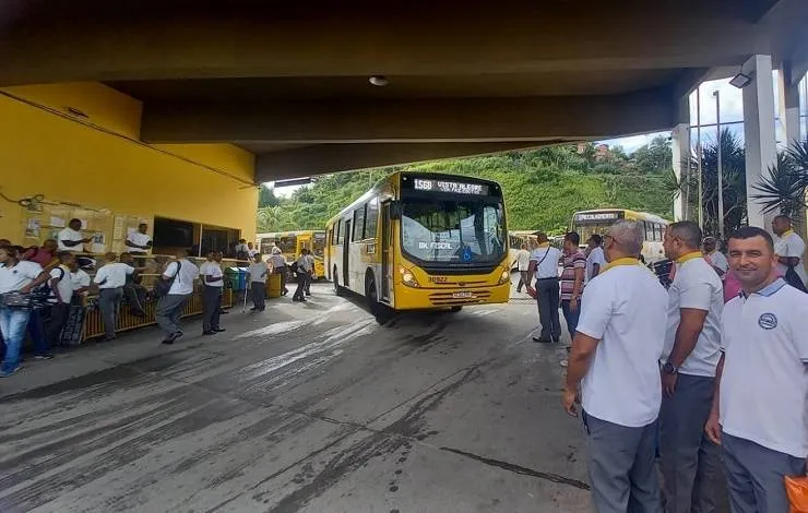Após quatro horas de atraso, ônibus saem das garagens e circulam em Salvador