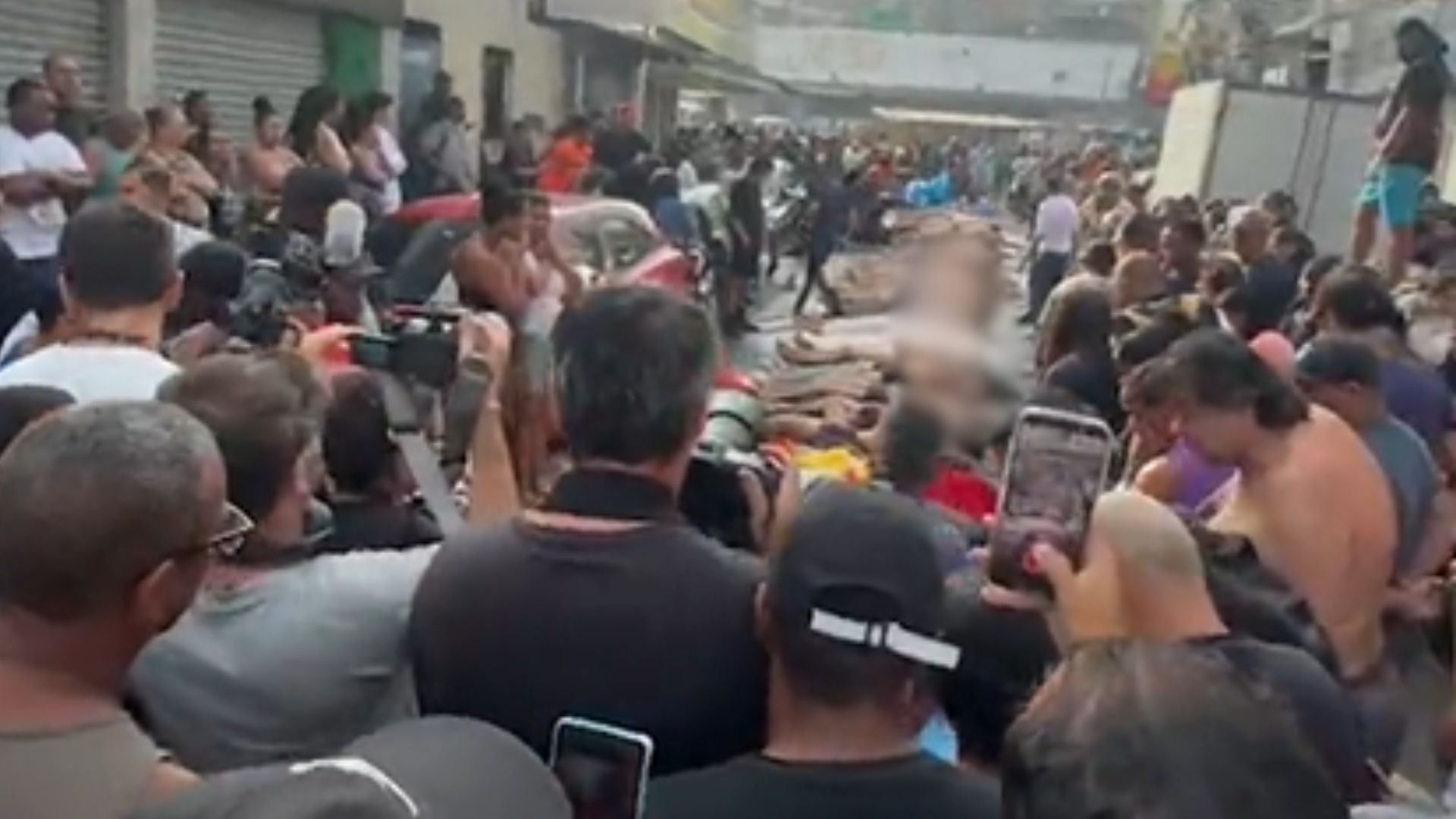 Ao menos 50 corpos foram encontrados em área de mata no Complexo da Penha, no Rio de Janeiro | Imagem: reprodução/vídeo (@raullsantiago)