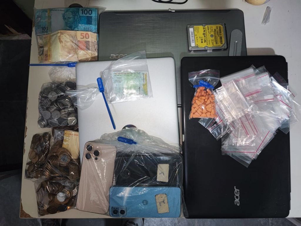 No momento da prisão, o homem foi localizado com porções de drogas e uma CNH falsa. Foto: Foto: Divulgação/PCBA