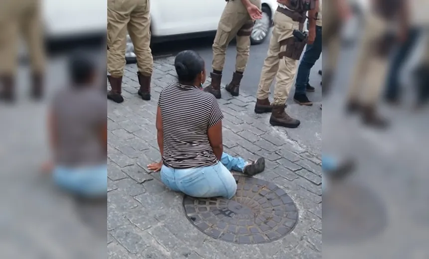 Mulher fica com perna presa em bueiro na Praça Municipal de Salvador