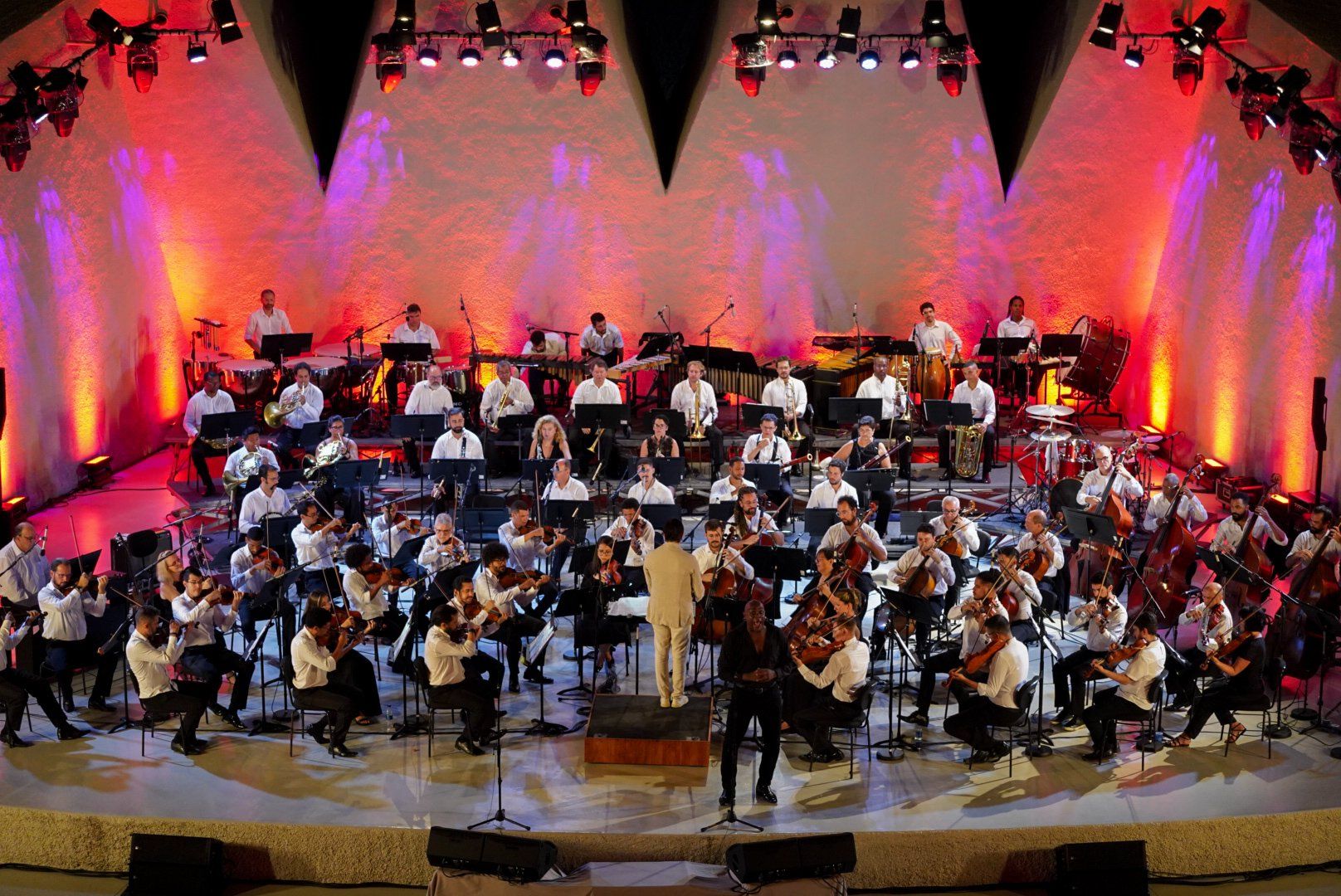 O Baile Concerto no Teatro L’Occitane foi um marco na comemoração dos 40 anos do Axé Music.  /  Foto: Noticias TCA