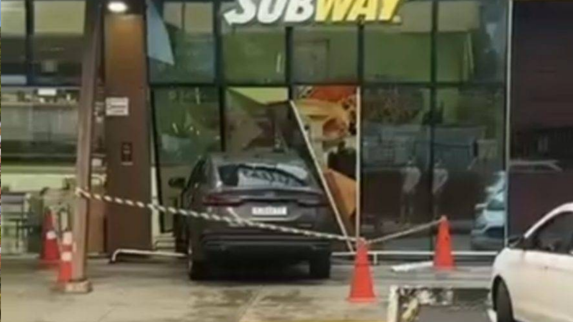 Carro atingiu fachada de mercado na Pituba | Imagem: reprodução/redes sociais