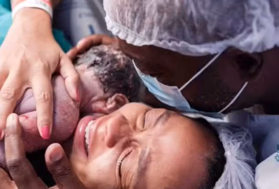 Thiago Thomé, Bárbara Carina e Raro, em nascimento na Bahia. Foto: Reprodução / Redes Sociais