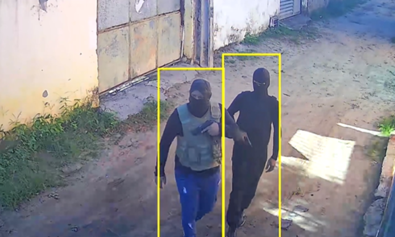 Grupo com coletes semelhantes aos da PM da Bahia. Foto: redes sociais