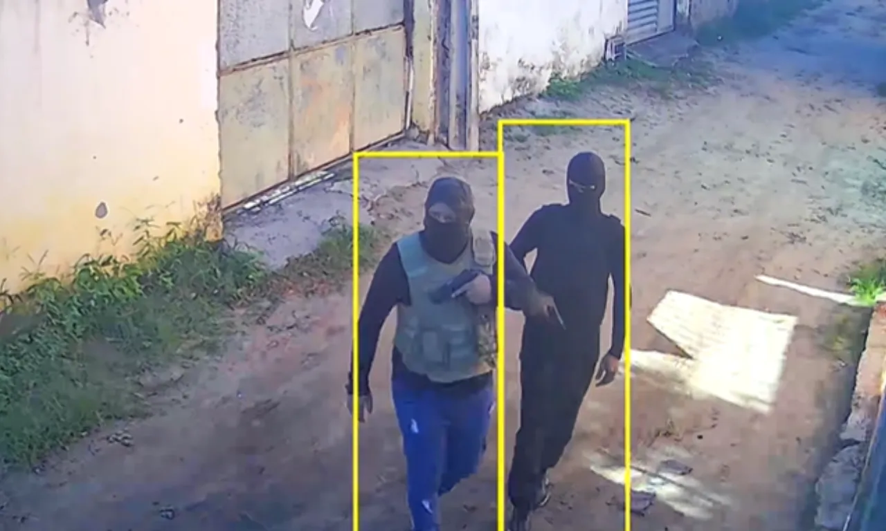 Homem é morto a tiros por grupo com coletes semelhantes aos da PM da Bahia